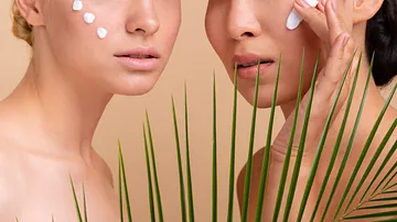 Κοντινό πλάνο μοντέλων με κρέμα προσώπου