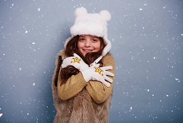 Μικρό κοριτσάκι που κρυώνει